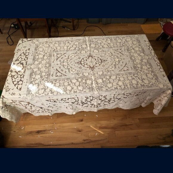 ABC Carpet and Home: Lace Tablecloth and Napkins - Picture 1 of 5